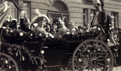Die geschmückte Kutsche bei der Kappenfahrt 1930: das Prinzenpaar mit Präsident Toni Bors (links) und Kommandant Paul Schummer
